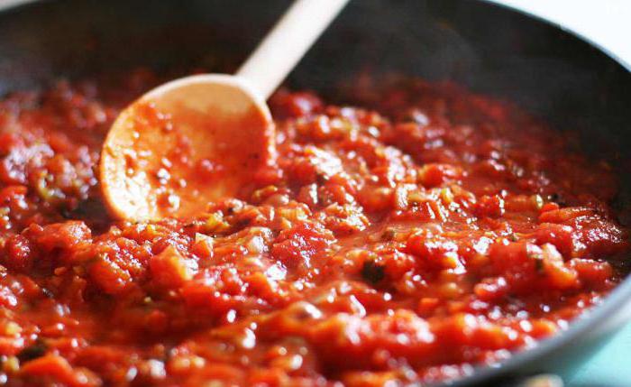 Begin met het koken van pasta met tomatenpuree